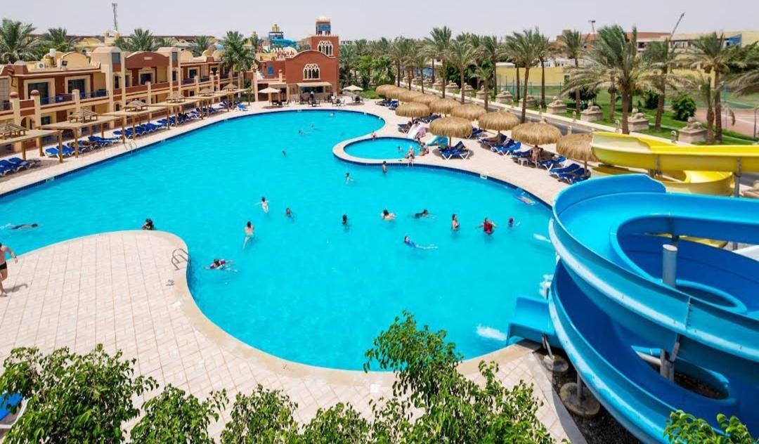 Lilyland & Waterpark Aparthotel 4*